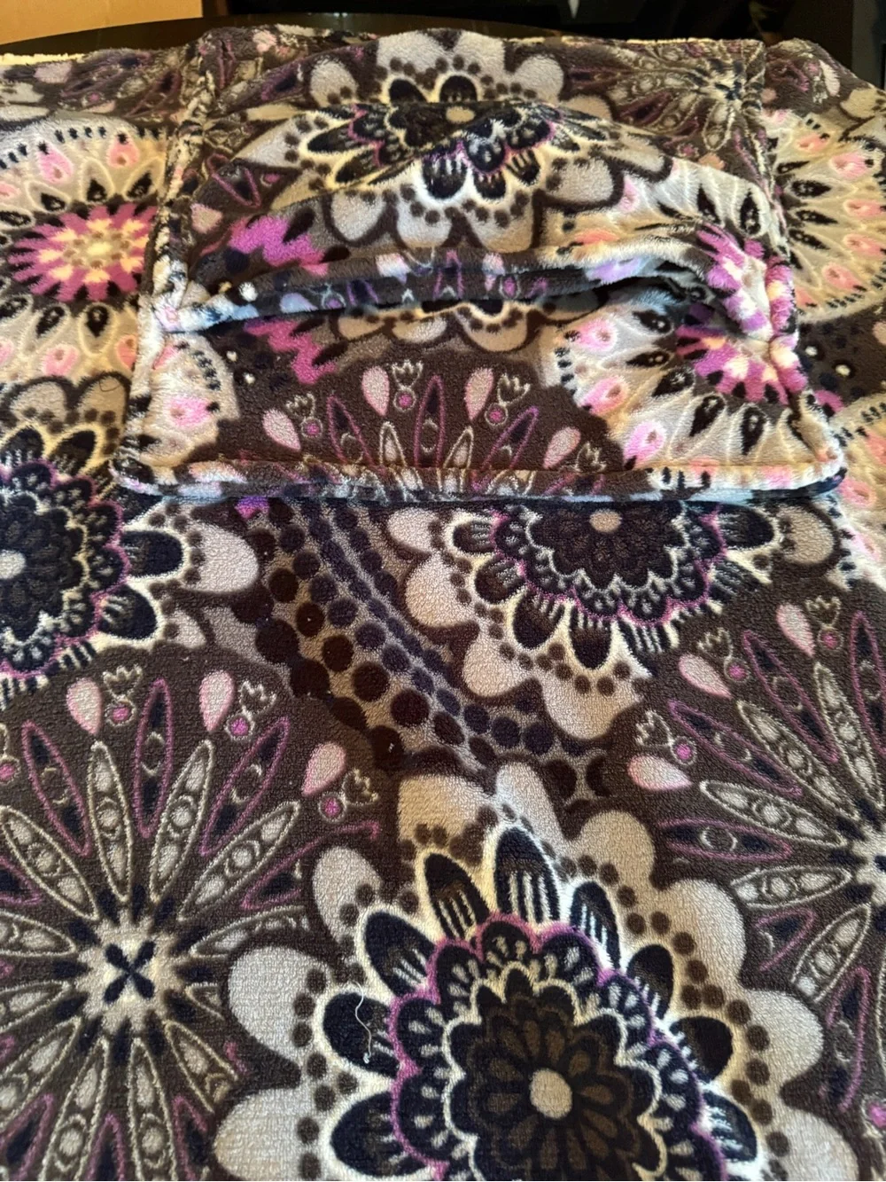 Vera Bradley Fleece Travel Blanket retired pattern Mimosa Medallion‎